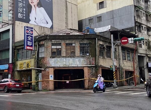 基隆義一、信四路口3老屋傾斜,騎樓封市府限期拆除。圖/記者游明煌攝影