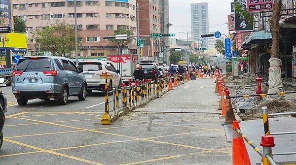 高雄左營區華夏路整修多年，各路口經常塞車。圖／記者卜敏正攝影
