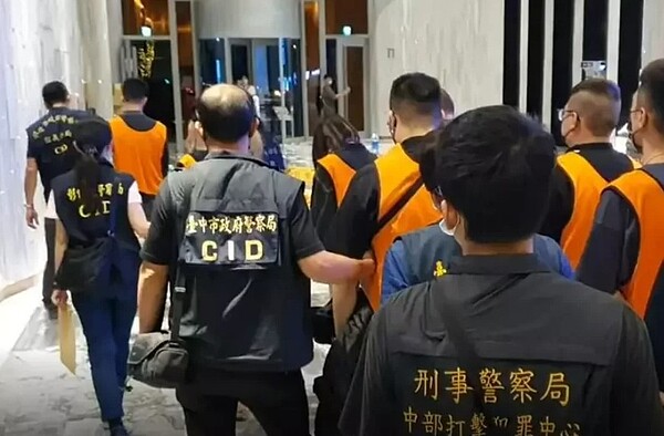 民法下修18歲為成年人,年輕學子可自行開設帳戶、申辦信用卡,恐成為「詐騙新韭菜」。圖/警方提供