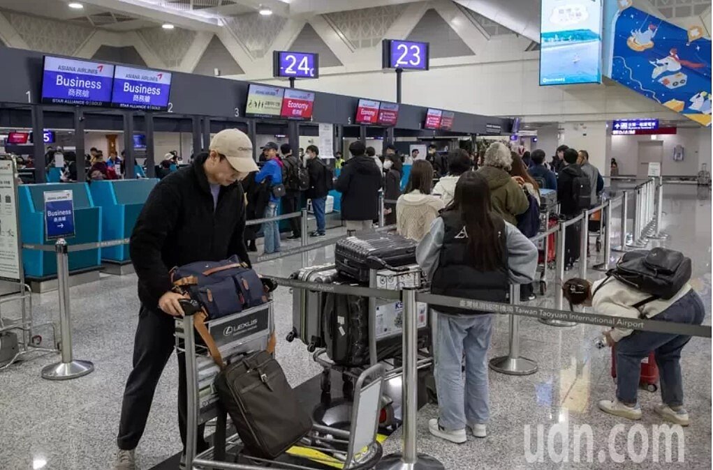 桃園機場第二航廈昨上午傳出行李系統傳出電力異常,導致報到櫃檯行李全卡住,託運及安檢塞車,約2980名旅客受影響。機場公司深表歉意,會檢討事件原因積極改善。圖/記者季相儒攝影
