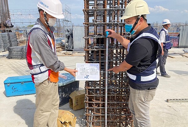 桃園航空城的安置住宅興建由住宅發展處執行，安置住宅工程緊鑼密鼓施作中，整體進度約40％，住宅發展處對於工地現場的管理嚴格要求，每一項工法都由資深專業技師現場監督，品質要合於規範才能繼續施作。圖／桃園市政府提供