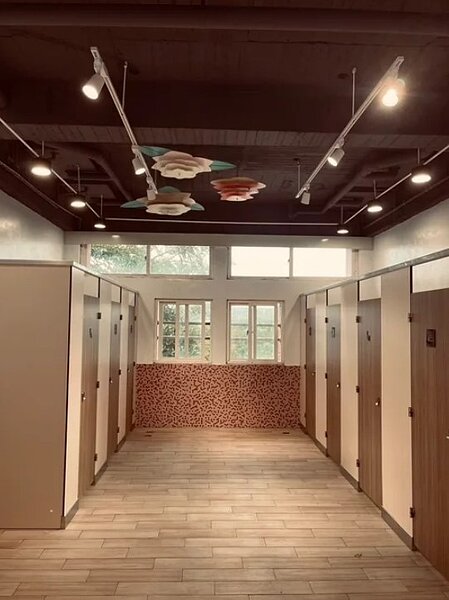 竹市啟動13校改善工程,共翻新整修75間老舊廁所,預計今年底全數完工;圖為內湖國中東側廁所。圖/新竹市政府提供