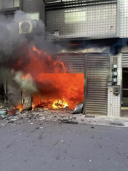 北港鎮民宅疑瓦斯爆炸引發火警，消防隊全力搶救。圖／北港義消蔡享源提供
