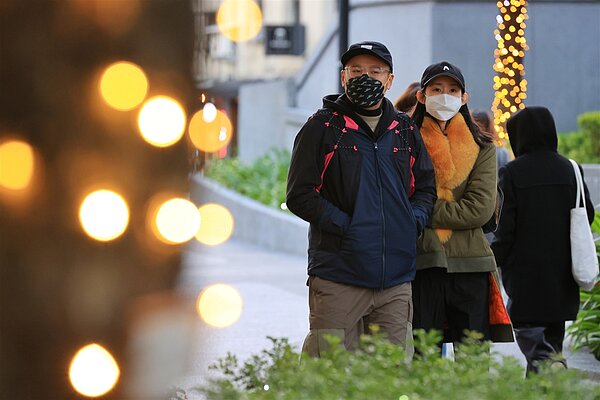 聖誕節清晨最冷,白天亦偏冷,北部高溫僅15度;周二起白天明顯回溫,各地高溫20度,低溫也不低於15度。示意圖,人物與新聞無關。圖/本報資料照片