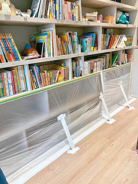 林姓業者在民宅使用磷化鋁除蟲,造成四歲女童中毒死亡,被依過失致死罪判刑兩年,二審法官考量雙方和解,另宣告緩刑5年。圖為當時除蟲現場照。圖/本報資料照片