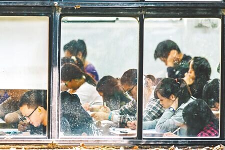 一群中南部高中生24日呼籲學測時應開放彈性開冷氣,大考中心回應,已研擬相關備案,將在考試前適時對外宣布。(本報資料照片)