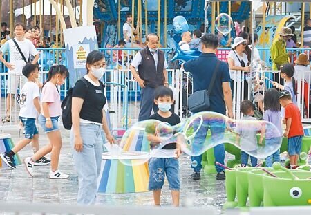 台北市對6歲以下兒童設有醫療補助政策,但議員鍾佩玲認為申請補助資格要求兒童父母其中1人,需設籍且居住於北市連續2年以上,條件太過嚴苛。(本報資料照片)