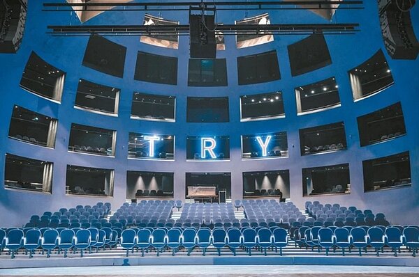 北藝「大劇院」、「球劇場」共約2成觀眾席,因視線不良無法全數售票。圖/台北藝術中心提供