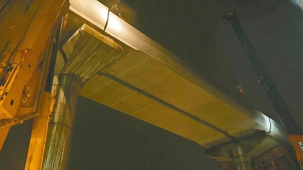 捷運三鶯線24日凌晨在三峽區介壽路完成最後一跨預鑄U型梁吊掛,全線合龍。圖/新北市捷運局提供