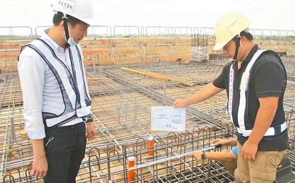 桃園航空城安置住宅預計後年初點交入住,市府強調,每項工法均由資深專業技師現場監督,品質要合於規範才能繼續施工。圖/桃園市住宅處提供