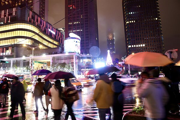 101跨年天氣多雲偶飄毛毛雨,元旦曙光花東及恆春半島多雲。圖/聯合報系資料照片