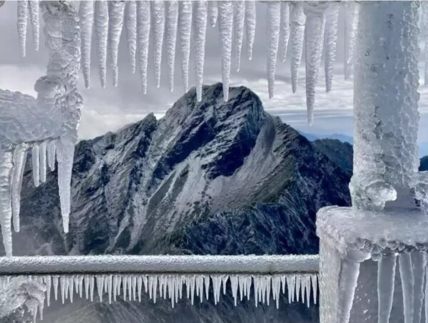 冰錐下的玉山主峰。圖／取自鄭明典臉書
