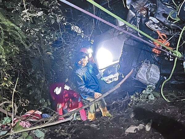 桃園女司機載7名菲籍遊客24日前往合歡山，傍晚回程墜谷，警消將8人全數搶救送醫。圖／民眾提供