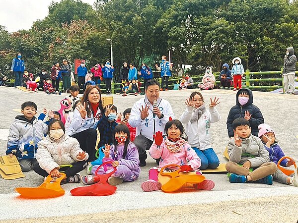 國民黨新北市十選區立委候選人林金結(後排右三)24日下午協同民眾黨新北市二選區候選人李有宜(後排右二)在土城青山公園大碗公溜滑梯舉辦「親子列車特技表演」活動,林金結大談婦幼、生育政策,盼能進中央替民眾服務、提高生育力。圖/柯毓庭攝