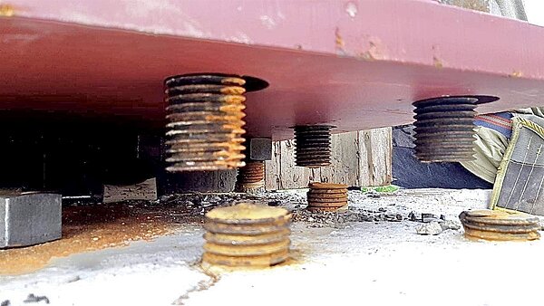 六龜農會大型區域冷鏈暨大型蔬果理集貨包裝場工程遭爆料鋼構基礎錨栓被切斷,恐影響結構安全。圖/讀者提供