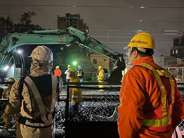 臺鐵局局長杜微由台北工務段段長王立德陪同,12月23日夜間全程視察工程執行(圖:交通部臺鐵局)