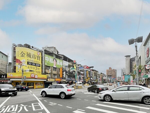 東森房屋中和環球店業務經理陳政志表示,預估在新青安2.0和囤房稅2.0的影響下,中和公寓產品的交易量能還有繼續攀升的空間。圖為中和街景/東森房屋提供