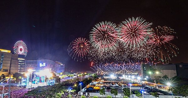 亞灣跨年花火開場以300公尺大寬面的藍色調花束與銀色虎尾交織呈現海浪磅礴氣勢。圖/高雄市政府提供