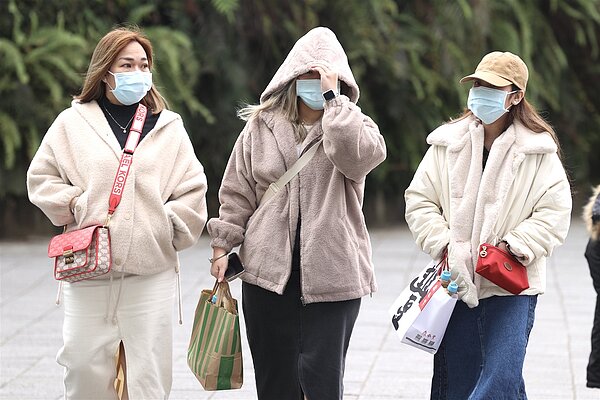 國健署統計,超過3成民眾「不自知有高血壓」,因此若未加做好保暖防範措施,將更加危險,也提醒「2大NG保暖行為」千萬別以為喝酒可以暖身。圖/聯合報系資料照片