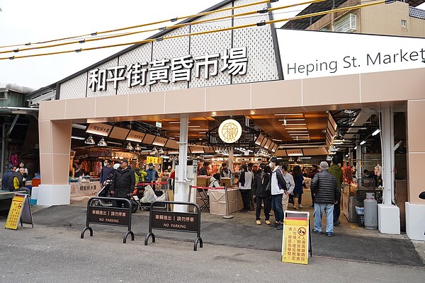 此次除將市場入口意象更新外,更一併改善市場照明與攤位招牌等硬體設施,同時強化市場天花版與市場結構,未來將提供市民更加舒適便利的採買環境。圖/新北市市場處提供