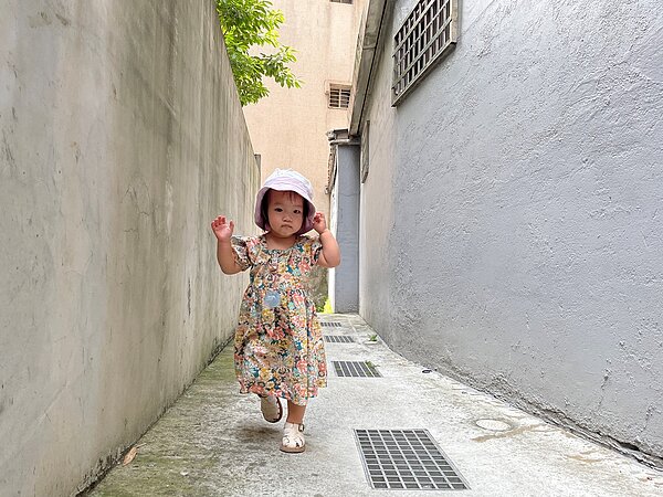 完工的後巷乾淨又舒適,可做為通行廊道。圖/新北市水利局提供