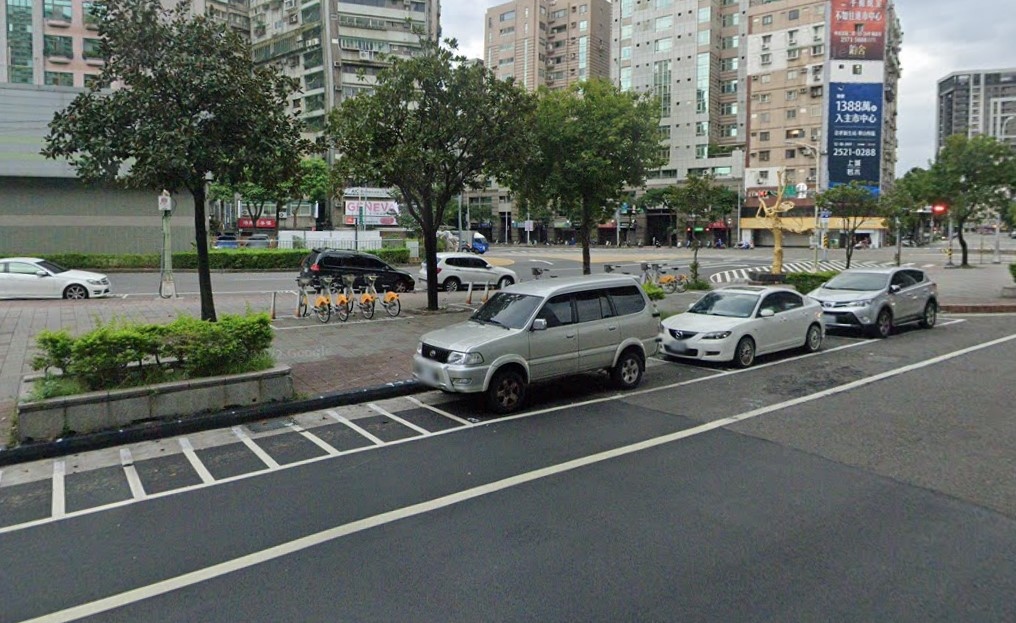 台北市政府今（25）日公布公有路邊及路外停車場收費情形。圖／截自Google Maps