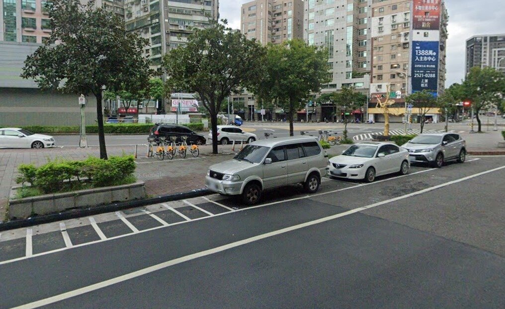 台北市政府今(25)日公布公有路邊及路外停車場收費情形。圖/截自Google Maps