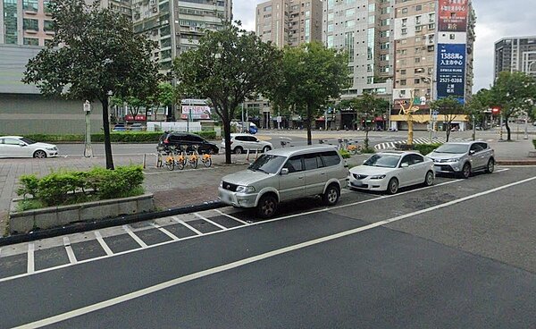 台北市政府今(25)日公布公有路邊及路外停車場收費情形。圖/截自Google Maps