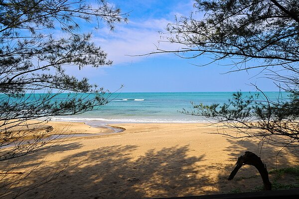 「麟山鼻沙灘」是新北絕美秘境,海天一色的自然美景頗受喜愛,為首次入榜場景。圖/新北市政府提供