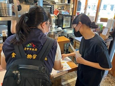 食安處稽查人員輔導餐飲業者遵循食品衛生法規。圖／台中市食品藥物安全處提供