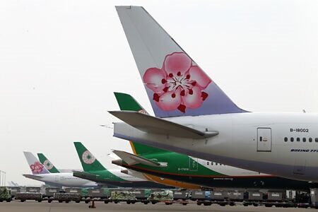 長榮航空今年將發放年終獎金平均6個月,創公司成立以來最高,華航工會將力爭至少4個月。圖∕本報資料照片