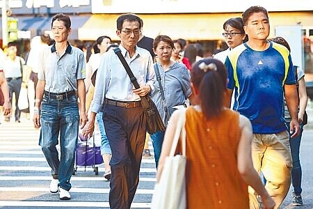 我國薪資中位數統計採「十等分位組分界點」,而非「十等分位」,其中玄機多矣。若不明辨,會以為台灣的薪資差距不嚴重。圖∕本報資料照片