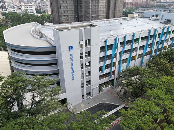 副市長林欽榮視察高雄高工附設立體停車場新建工程進度。圖/高雄市交通局提供