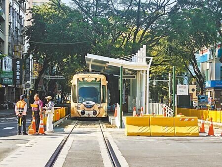 高雄推動捷運路網「四線齊發」,包含輕軌成圓、捷運黃線、捷運小港林園線、岡山路竹延伸線,其中輕軌最後的大順路段,將於明年元旦通車試營運。(任義宇攝)