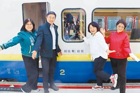 林鐵通車111周年,全新改裝的「栩悅號Vivid Express」同步亮相。右至左為林鐵及文資處長黃妙修、嘉義市長黃敏惠、林業署長林華慶與立委王美惠,眾人率先開箱興奮合照。(呂妍庭攝)