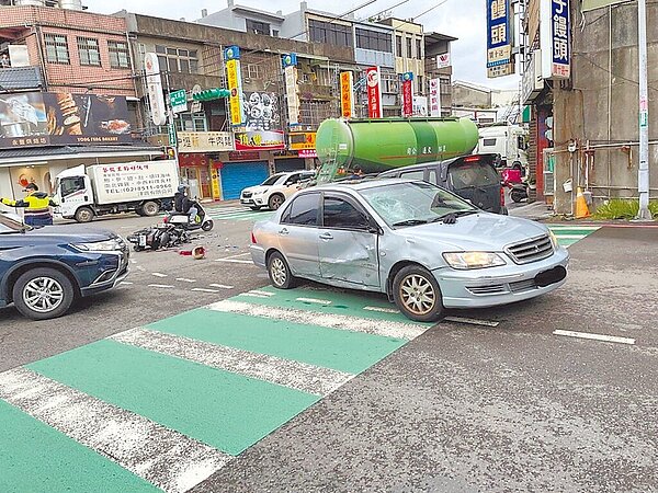 桃園市龜山區萬壽路二段20日發生機車騎士超速闖紅燈,猛力撞上黃燈左轉的轎車而送命。圖/警方提供