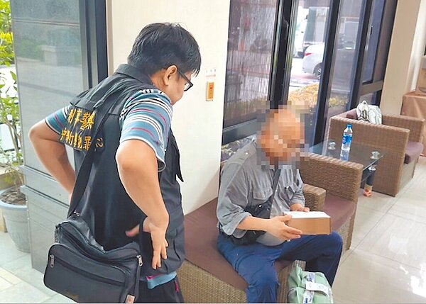 台中市患有骨刺的吳姓男子（右），從美國網站購買含有大麻二酚精油，遭刑事局中打偵四隊查獲，訊後依違反《毒品危害防制條例》移送，檢方裁定請回。圖／警方提供