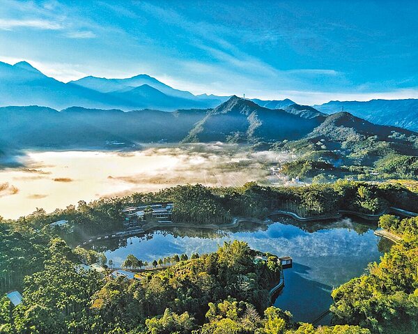 民眾25日清晨在日月潭拍攝到頭社水庫如鏡與低空雲海美景,宛如人間仙境。(民眾阿正提供/楊靜茹南投傳真)