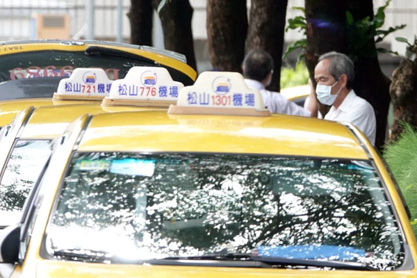 民航局表示,2024年1月1日起,松山機場排班計程車恢復停留服務費加收新台幣50元。示意圖,與新聞無關。圖/聯合報資料照片