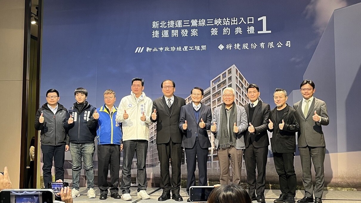 ▼林長勳(右4)指出集團很早即參與捷運聯合開發案。(圖/<a href="https://house.ebc.net.tw/" target="_blank">EBC地產王</a>張琬聆攝)