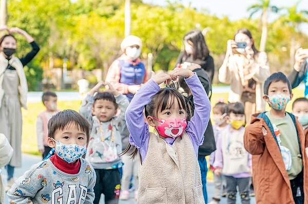 桃園市長張善政今（26）日前往龜山區，視察大湖非營利幼兒園。圖／新聞處提供