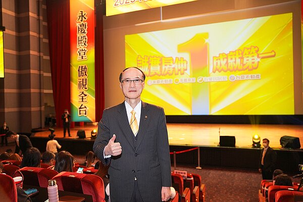 永慶房產集團董事長孫慶餘也到場為所有獲獎加盟店與經紀人慶賀。圖/永慶房產集團提供