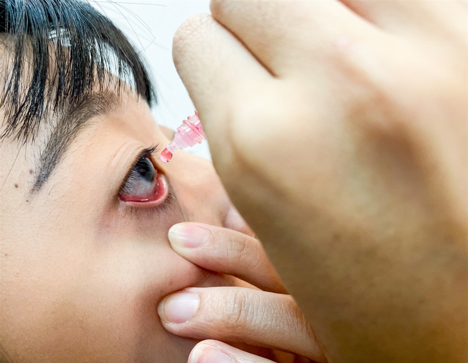 配戴隱形眼鏡者,建議使用不含防腐劑的拋棄式藥水。記者賴昀岫/攝影