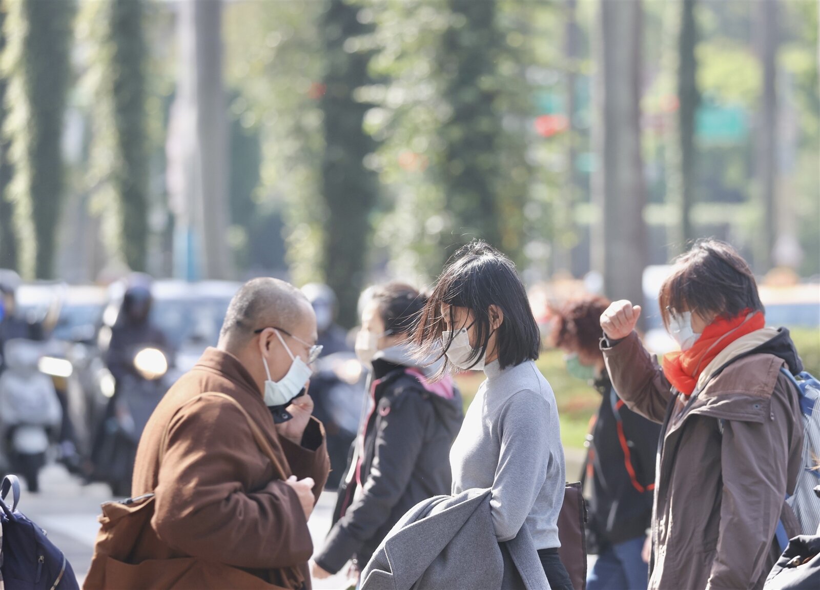 據環境部監測,今年PM2.5年平均濃度較去年微增。昨大台北天氣霧濛濛,民眾紛紛戴上口罩。記者陳正興/攝影