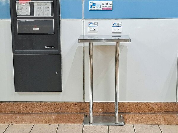 台北市各捷運站設有免費充電座,方便民眾使用,北市議員陳宥丞呼籲台北捷運公司更新設備,因應Type-C時代來臨。圖/台北捷運公司提供