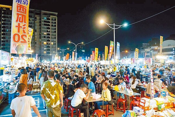 新竹市繼樹林頭夜市之後，號稱新竹市最強夜市「後站夜市」也將在年底前回歸，於12月28日試營運。圖為樹林頭夜市重啟之後的盛況。（新竹市政府提供／陳育賢新竹傳真）