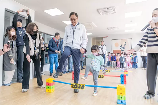桃園規畫大幅增設2歲專班,市長張善政今特別視察9月新設的龜山大湖非營利幼兒園。記者朱冠諭/攝影