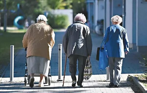 北市推動樂齡學習,明年將提供1800個補助名額給長者,最高可折抵社區大學學分費3000元「樂齡市民進修券」。圖/聯合報系資料照