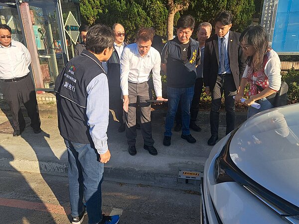 台中市政府於南屯區嶺東路路邊車格建置影像辨識設備,進行停車智慧化管理。圖/台中市交通局提供