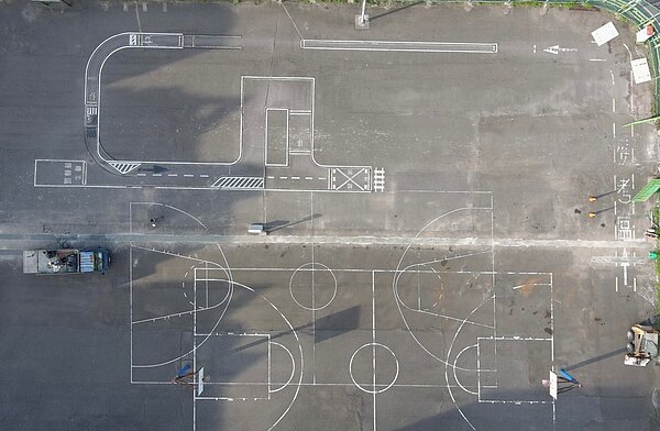 林口區忠孝路機車練習場工程改善前,機車練習場與籃球場容易互相影響。圖/新北市政府提供